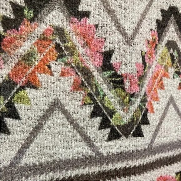 Bundle featuring Multicolor Floral Aztec Inspired Patterned Tank & Accessories - Picture 4 of 13